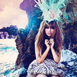 Aura Dione, Richard Grey